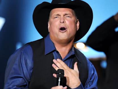 Der amerikanische Country-Sänger Garth Brooks performte ebenfalls zu Ehren des großen Hollywood-Stars