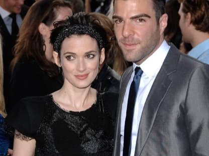 Mutter und Sohn: Schauspielerin Winona Ryder lehnt sich an Zachary Quinto. Sie spielt die Mutter von Mr. Spock