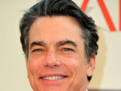 Peter Gallagher zeigte sich ebenfalls fröhlich auf dem Roten Teppich