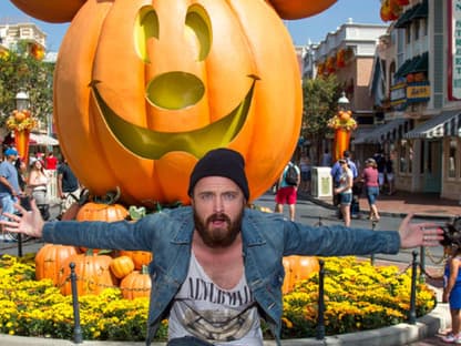 Vor dem könnte man ja richtig Angst bekommen - also vom XXL-Mickey-Maus-Kürbis hinter Aaron Paul