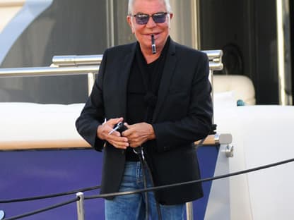 Lässig: Desginer Roberto Cavalli kommt mit Zigarre von seiner Luxusyacht