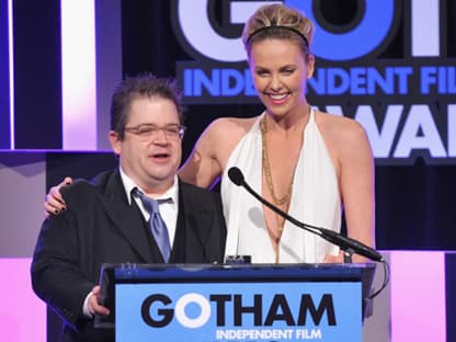 "King of Queens"-Darsteller Patton Oswalt überreichte Charlize Theron eine Auszeichnung für ihre Karriere