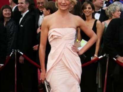 Cameron Diaz: Die Schauspielerin hatte Angst, dass das Bustier ihrer Robe von Dior by John Galliano rutschen könnte. Immer wieder zupfte sie daran ...