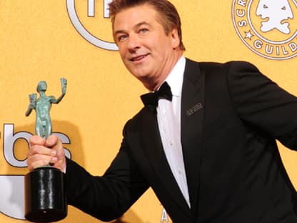 Alec Baldwin warf sich für die Fotografen in Pose. Er nahm einen Award für "30 Rock" mit nach Hause