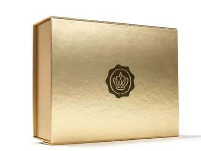 Die Glossybox gibt es anlässlich des Weihnachtsfestes in festlichem Gold. Über <a title="http://www.glossybox.de/?gclid=CP7wrZ-t5bMCFcpZ3godxx4AMw" href="http://www.glossybox.de/?gclid=CP7wrZ-t5bMCFcpZ3godxx4AMw" target="_blank">glossybox.de</a>, ca. 30 Euro