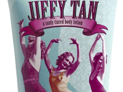 Farbige Bodylotion mit Schimmerpartikeln: "Jiffy Tan" von Benefit, 200 ml ca. 27 Euro