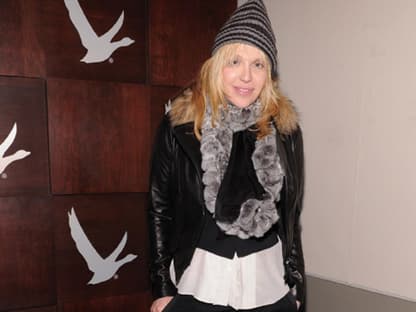 Courtney Love, Witwe von Grunge-Hero und Musiker Kurt Cobain, lebt den Grunge-Look von den 90er bis heute.
