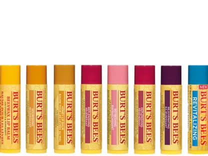 Was ist schöner als ein Kuss von Herzen? Ein Kuss mit zart gepflegten Lippen natürlich! Burts Bees schenkt diese Lippen mit dem Besten aus der Natur: mit pflegendem Bienenwachs, nährendem Mandelöl, antioxidativ wirkendem Granatapfel, reizlinderndem Honig oder feuchtigkeitsspendender Kokumbutter. Mhmhmmm!