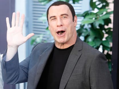 Mehrere Masseure bezichtigten Schauspieler John Travolta im Frühjahr 2012 der sexuellen Belästigung. Zwei reichten Klage ein. Travoltas Anwalt konnte aber zumindest im ersten Fall nachweisen, dass sich der seit 21 Jahren verheiratete Hollywood-Star zum Tatzeitpunkt gar nicht am vermeintlichen Tatort aufgehalten haben konnte. Obwohl beide Klagen inzwischen zurückgezogen wurden, wird Travolta wohl vorerst lieber mit verspanntem Rücken durchs Leben gehen als einen Masseur aufzusuchen