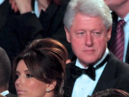 Eva Longoria und Bill Clinton lauschen den Moderatoren