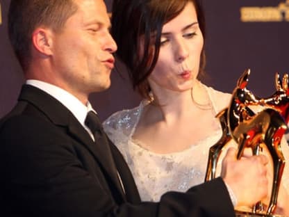 Ihr Film "Keinohrhasen" räumte mal wieder ab. Nora Tschirner und Til Schweiger mit ihrem Bambi