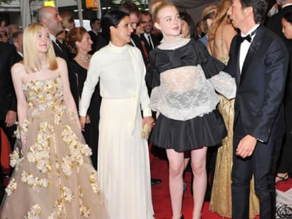 Dakota Fanning, Valentino-Designerin Maria Grazia Chiuri, Elle Fanning und Pier Paolo Piccioli von Valentino