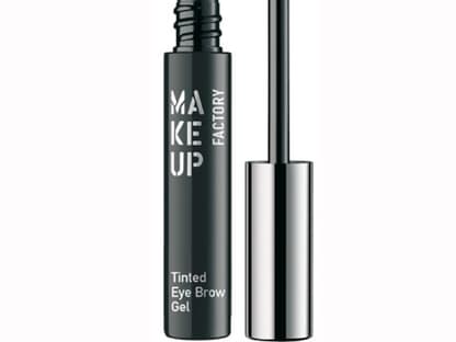 Die Augenbrauen bilden den Rahmen eines Gesichts und sind als Akzentuierung nicht zu unterschätzen. Darum die Härchen mit einem farbigen Brauengel in Form bringen. "Tinted Eye Brow Gel No. 6" von Make up Factory ca. 10 Euro