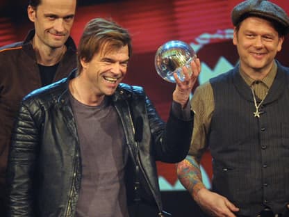 Deutschlands größter Radio-Award, die "1Live Krone", wurde am 6. Dezember in der Bochumer Jahrhunderthalle vergeben. Große Gewinner waren´ Die Toten Hosen, Tim Bendzko, Kraftklub, Casper,´ Cro, Frittenbude, Michael Mittermeier und Pussy Riot. Wir haben die´ schönsten Fotos des Abends!