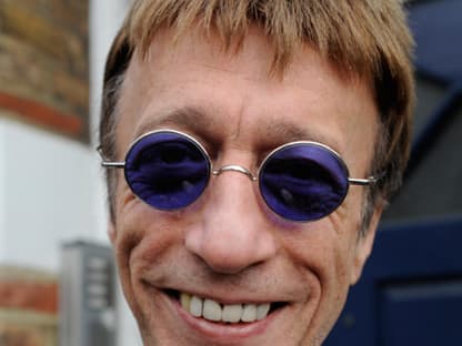 Auch der legendäre Bee Gees-Sänger Robin Gibb (â  62)´ ist 2012 von uns gegangen. Obwohl es dem Sänger zwischenzeitlich besser ging, erlag er 20. Mai seiner schweren Krebserkrankung.´ Gibb litt seit einigen Jahren an dem besonders tückischem Rückenmarks- und Wirbelsäulenkrebs und fiel Anfang April nach einer schweren Lungenentzündung ins Koma.´ Der Musiker´ hinterließ vier Kinder und seine Frau Dwina