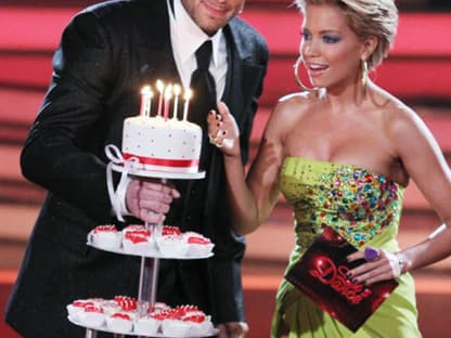 Happy Birthday! Sylvie van der Vaart bekommt von Daniel Hartwich eine Geburtstagstorte überreicht: Sie feierte ihren 33. Geburtstag und sogar noch ein Geburtstagsständchen vom Publikum gesungen!