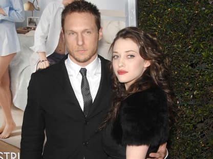 Schauspielerin Kat Dennings mit einem Gast