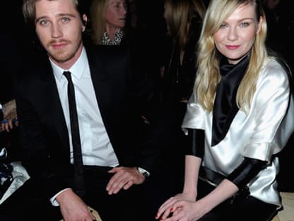 Schauspielerin Kirsten Dunst ("Spiderman")  mit ihrem Lover Garrett Hedlund bei der Show von Saint Laurent