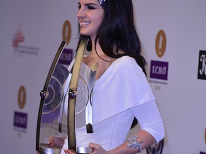 Dafür durfte Superstar Lana del Rey gleich zwei Trophäen mit nach Hause nehmen. Sie gewann in der Sparte "Künstlerin Rock/Pop International" und "Newcomer International"