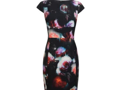 Feminine Blütenpracht gibt es auch von Paul Smith über <a title="FlannelsFashion.com" href="http://www.flannelsfashion.com/products/details/i/26997-c2bkk/n/flower-print-cap-sleeve-dress.aspx?awc=3805_1355304346_abebcf871a1efa54cdbc51e3acfff916" target="_blank">Flannelsfashion.com</a>, für ca. 370 Euro.