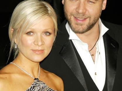 Russell Crowe und Danielle Spencer lernten sich vor 22 Jahren bei Dreharbeiten kennen. 1994 wurde geheiratet, nun folgte dieses Jahr die Trennung. Angeblich soll ihn seine Frau betrogen haben