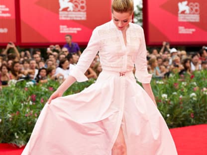 Sitzt alles? Die 22-jährige Evan Rachel Woodï»¿ sortierte schnell noch ihr Designer-Kleid