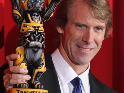 So hat alles begonnen: Michael Bay zeigt eine der Transformers-Action-Figur