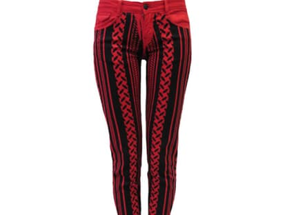 24. September 2012: Diese Röhre rockt! Ultra-coole Print-Jeans mit klassischem Kufiya-Muster in Rot von Lala Berlin, ca. 280 Euro