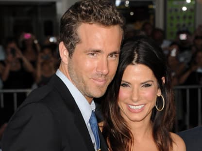 Oh la la! Am Montag, 1.8., präsentierte Ryan Reynolds seine neue Komödie "The Change-Up" in Los Angeles. An seiner Seite: Sandra Bullock, die ihren "Freund" zur Premiere begleitet hat. Die Gerüchteküche brodelte - natürlich ...