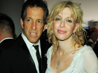 Courtney Love ließ sich auch mit dem amerikanischen Designer Kenneth Cole ablichten. Der Witwe von Kurt Cobain liegt die Aids-Hilfe sehr am Herzen