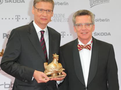 Moderator Günther Jauch mit dem deutschen Bundesverteidigungsmnister Karl Ernst Thomas de MaiziÃ¨re, der lobte: "Er moderiert hart und nüchtern - und doch mit Herz"