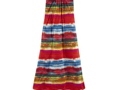 Dieses bunte Sommerkleid sollte unbedingt in unserem Koffer sein, wenn wir uns auf in den Urlaub machen. Kleid von AJC, erhältlich über otto.de, ca. 40 Euro