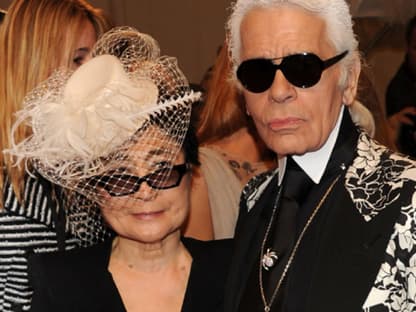 Yoko Ono mit Mode-Zar Karl Lagerfeld