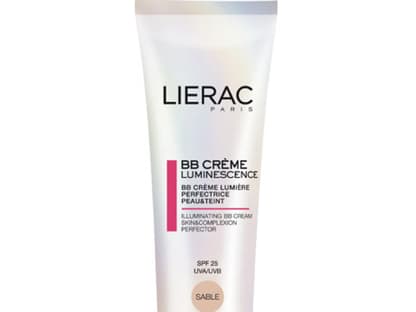 Die Konsistenz dieser BB Cream ist mousseartig, die Farbe kommt erst beim verreiben der Creme zum Vorschein. Zudem ist sie feuchtigkeitsspendend und hat einen Lichtschutzfaktor 25. "BB Crème Luminescence" von Lierac, 30 ml ca. 29 Euro. Gibt's in den Nuancen "Golden" und "Sand", ab Mai im Handel