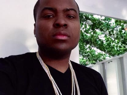 Rapper Sean Kingston posiert gern mit üppigem Schmuck - ob der echt ist?