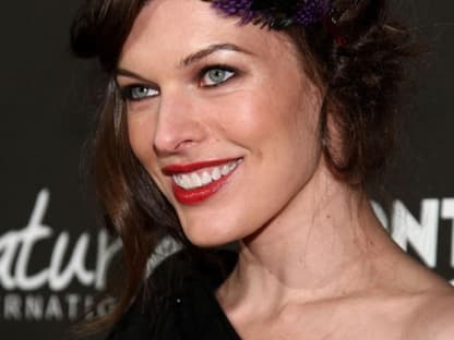 Rote Lippen soll man küssen: Schauspielerin Milla Jovovich hat dafür schon den richtigen Partner gefunden. Die Schauspielerin hat gerade erst ihren Langzeitfreund Paul Anderson geheiratet