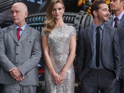 John Malkovich, Rosie Huntington-Whiteley, Shia LaBeouf und im Hintergrund Josh Duhamel - zuvor hat ein Teil der Crew schon Weltpremiere in Moskau gefeiert