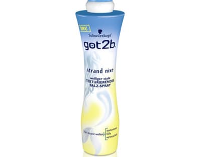 Für die soften Beach-Waves ist das "Strand Nixe Texturierendes Salz-Spray" sehr gut geeignet. Von got2b, 200 ml ca. 6 Euro