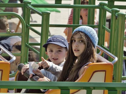 Gemeinsam mit ihrem Halbbruder Rocco, der aus Madonna Ehe mit dem Regisseur Guy Ritchie stammt, genießt Lourdes einen Tag im Freizeitpark