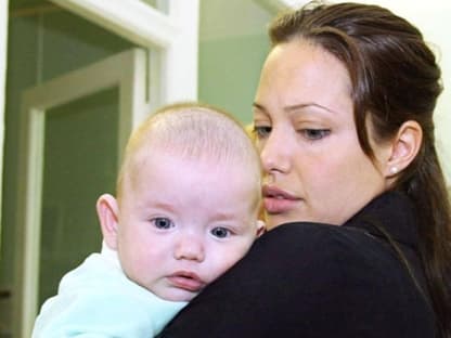 Jolie bei einem Besuch eines Kinderkrankenhauses in Moskau. Der sechsfachen Mutter geht das Schicksal der Kinder besonders nahe