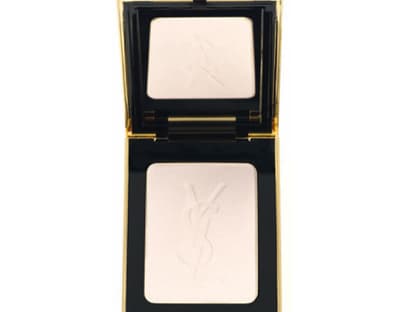 Dieser Puder bringt mit einem Pinselstrich den besonderen Glow auf Wangen, Schläfen, Nasenrücken. "Boreal Palette Polar Light" von Yves Saint Laurent, ca. 57 Euro - limitierte Edition