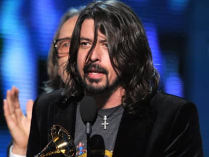 Die Foo Fighters bei ihrer Laudatio. Die Band durfte insgesamt fünf Mal auf die Bühne, um sich ihre Preise abzuholen. Frontmann Dave Grohl bedankt sich