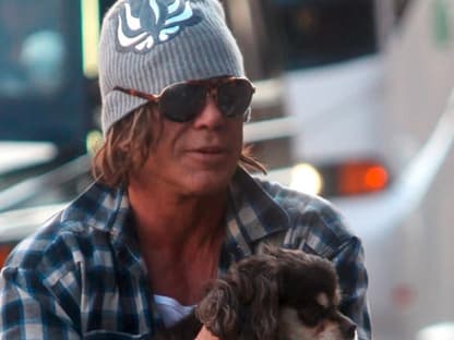 Mickey Rourke möchte auch im warmen Los Angeles nicht auf seine Kopfbedeckung verzichten