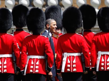 Das ist mal Personenschutz: Barack Obama wurde von den Guards nahezu umzingelt