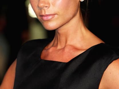 Victoria Beckham strebt eigentlich eine Karriere in den USA an. Für die Fashion Week kam sie natürlich nach London. Dünner denn je zeigte sie sich den Fotografen. Ob der Stress ihr über den Kopf wächst?