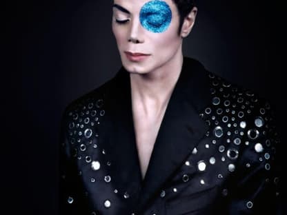 "Michael Jacksons Blue Eye": Vor kurzem erschien dieses Bild des französischen Fotografen Arno Bani. Es sollte das Cover für Jacksons zehntes und letztes Studioalbum "Invincible" werden. Jetzt wird es versteigert