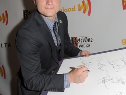 Josh Hutcherson verewigt sich mit einem Autogramm