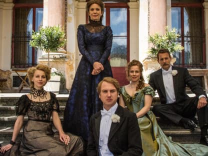 Gestatten: Der Wagner-Clan.  "Isolde Wagner" (Petra Schmidt-Schaller), "Cosima Wagner" (Iris Berben), "Siegfried Wagner" (Lars Eidinger, vorne), "Eva Wagner" (Eva Löbau) und "Houston Chamberlain" (Heino Ferch)