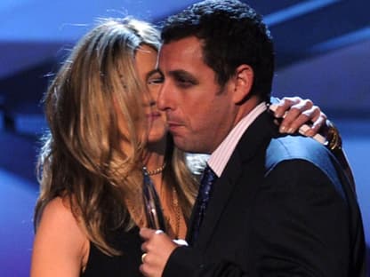 Jennifer Aniston gratuliert ihrem Kollegen Adam Sandler, der vom Publikum zum "beliebtesten Comedy-Star" gewählt wurde