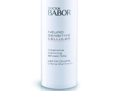 Diese Pflegedusche ist wie eine Wohltat für trockene, irritierte Haut. Sie erhält den Lipidschutzmantel und ist deshalb für sensible Haut der perfekte Bodyguard beim täglichen Duschen. "Neuro Sensitive Cellular Intensive Calming Shower Milk" von Doctor Babor, 150 ml ca. 29 Euro